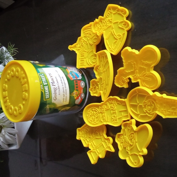 Sesame Street Other - Wilton Sesame Street Cookie Cutters 8 Characters